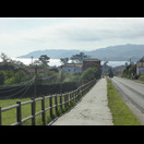 Der Weg verläuft zwischen dem Meer und den Bergen